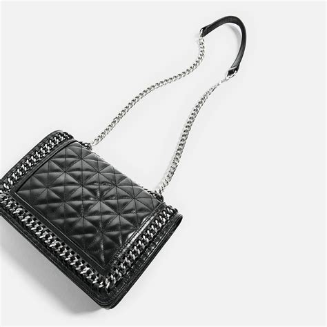 Zara vuelve a clonar un Chanel, ahora el bolso 'Boy' y en